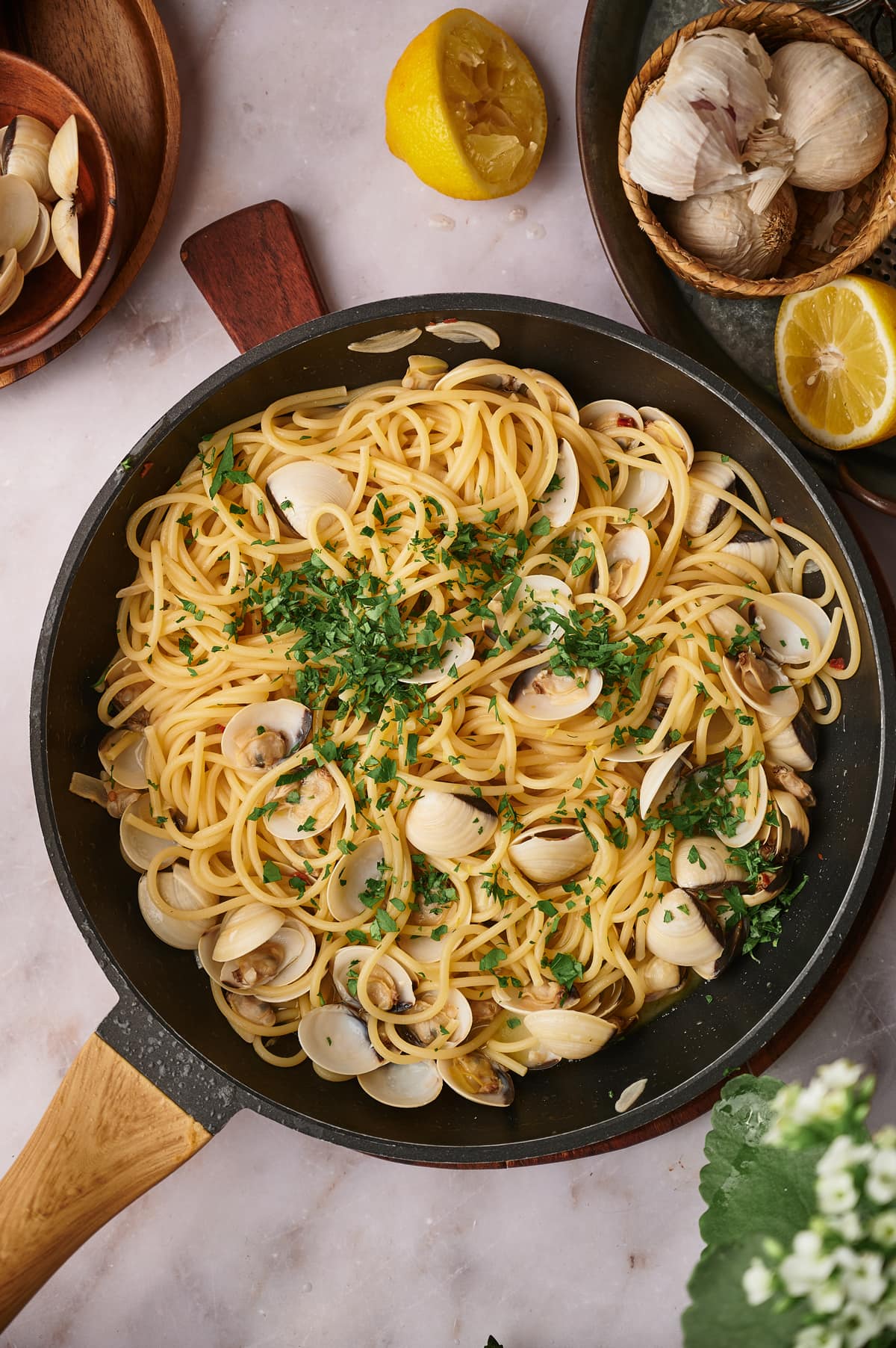 spaghetti alle vongole complete dish on a pan