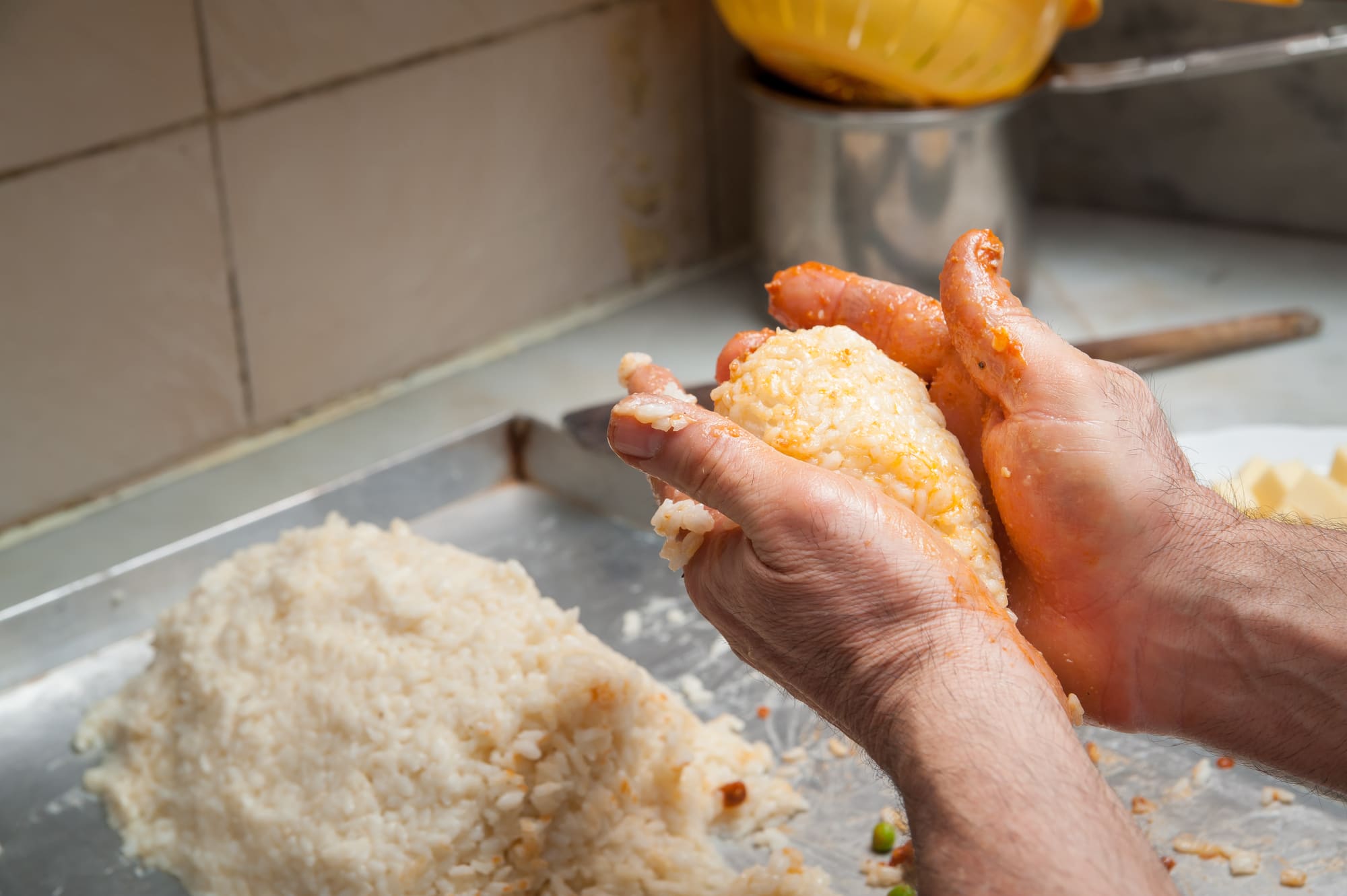 Model the sicilian arancino with your hands