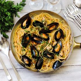 Spaghetti Pasta With Mussels and Tomato Garlic Sauce