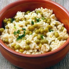 Risotto with peas is a great recipe that vegans will enjoy.
